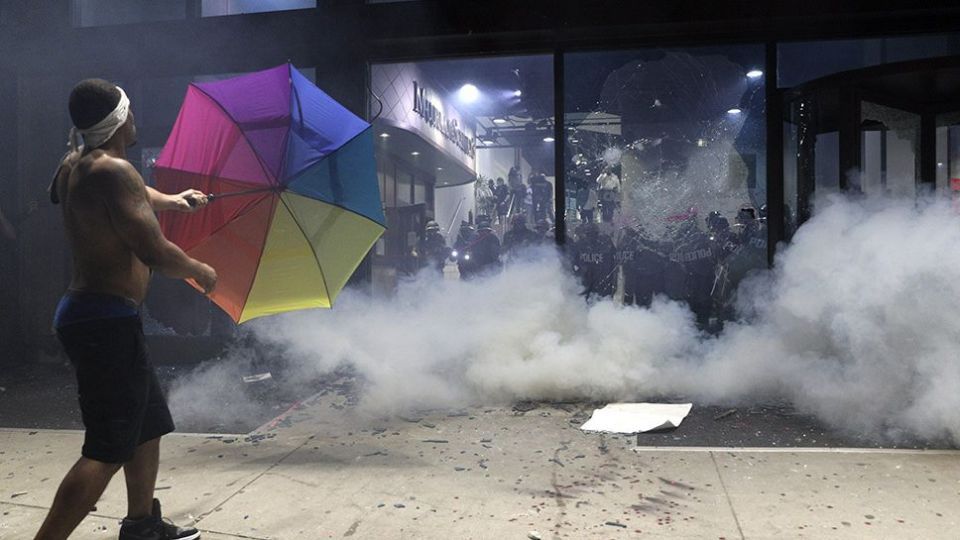 حمله معترضان به دفتر CNN در آتلانتا