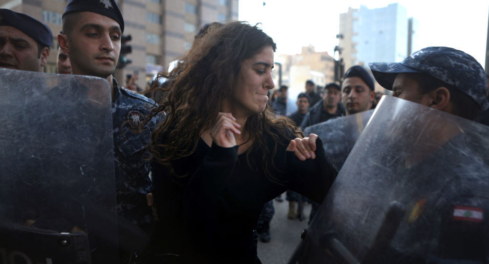 گزارشگر خبرگزاری روسیه در بیروت مورد حمله گاز اشک آور قرار گرفت