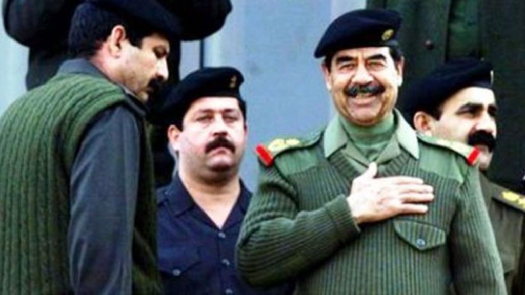 پاسخ جالب صدام به یک خبرنگار درباره پوشیدن لباس نظامی