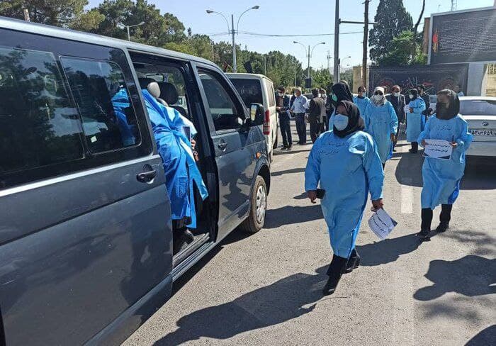 خبرنگاران کرمان «گان» پوشیدند و به خیابان آمدند