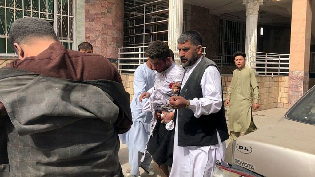 انفجار در مراسم روز خبرنگار در مزارشریف چند کشته و زخمی بر جای گذاشت