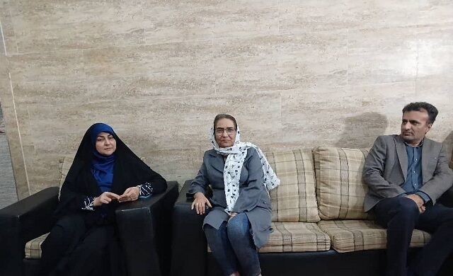 عیادت مدیرکل ارشاد هرمزگان از خاتون رئیسی، روزنامه‌نگار پیشکسوت و شاعر