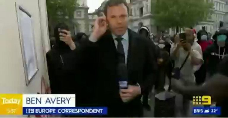 حمله معترضان به خبرنگار در پخش زنده تلویزیونی!