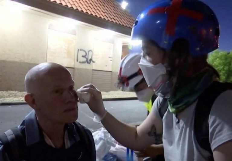 حمله به بیش از ۱۴۰ خبرنگار توسط پلیس در جریان اعتراضات گسترده در آمریکا