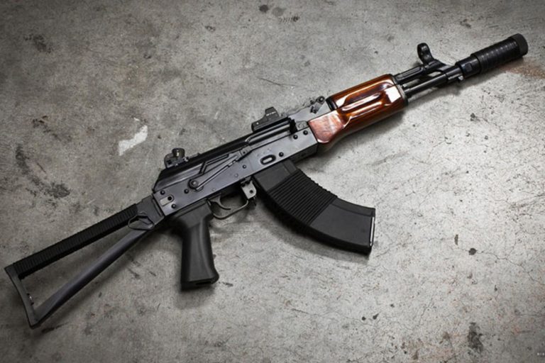 کارگردان مشهور با کلاشینکف همسایه خود را کشت