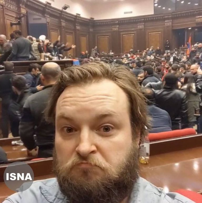 سلفی جالب خبرنگار سی‌ان‌ان از تسخیر کنگره