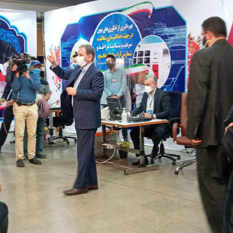 عکسی از ژست متفاوت جهانگیری در مقابل خبرنگاران