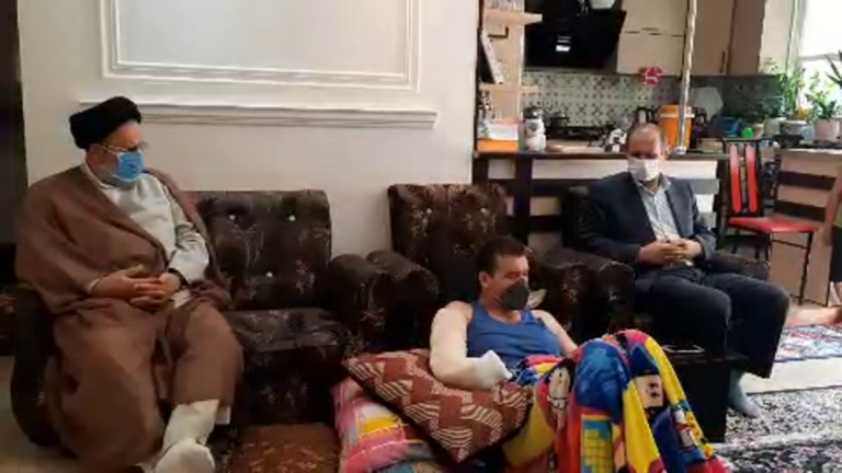 قطع عضو یک خبرنگار حین برداشت برنج