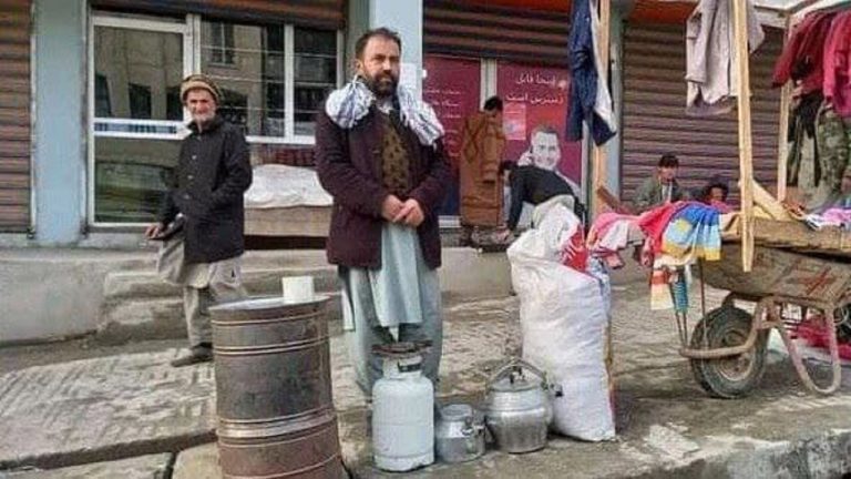 کار خبرنگار بدخشان به فروش لوازم خانه اش رسید