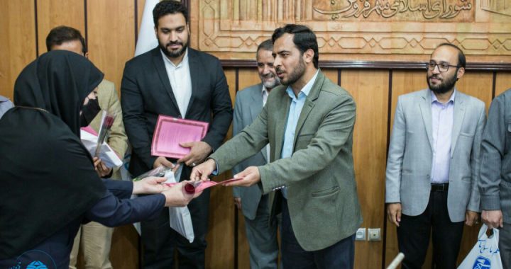 تجلیل از زحمات مهرابی مدیر مسئول سابق هفته نامه پیام شهر توسط رئيس سازمان بسيج رسانه استان