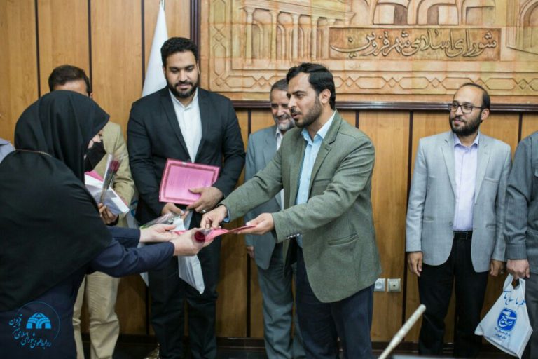 تجلیل از زحمات مهرابی مدیر مسئول سابق هفته نامه پیام شهر توسط رئيس سازمان بسيج رسانه استان