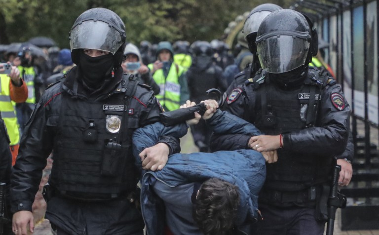 بازداشت دو روزنامه‌نگار به دلیل همکاری با رسانه‌های غربی