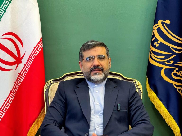 صابری فومنی طنز را در حوزه سیاسی و اجتماعی وارد جریان رسانه‌ای کشور کرد