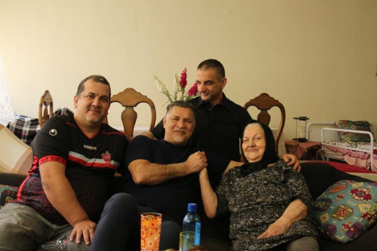 علی دایی در خانه خبرنگار ورزشی و مادر ۸۹ساله‌اش!
