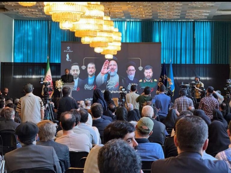 حضور اصحاب رسانه در مراسم یادبود شهید رئیسی و یاران شهیدش در تالار وحدت