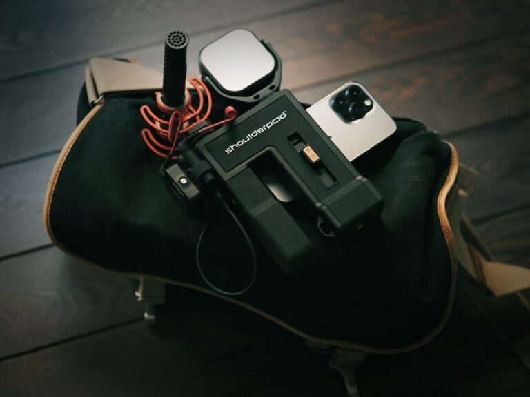 خبرنگاری نیمه حرفه‌ای با تجهیزات مدرن سلفی