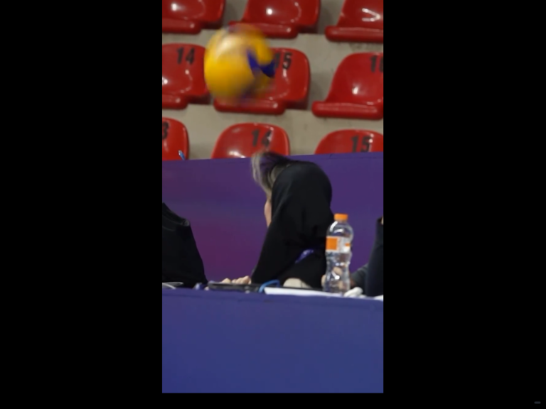 لحظه برخورد توپ به صورت خبرنگار زن در حاشیه رقابت‌های والیبال باشگاه‌های آسیا