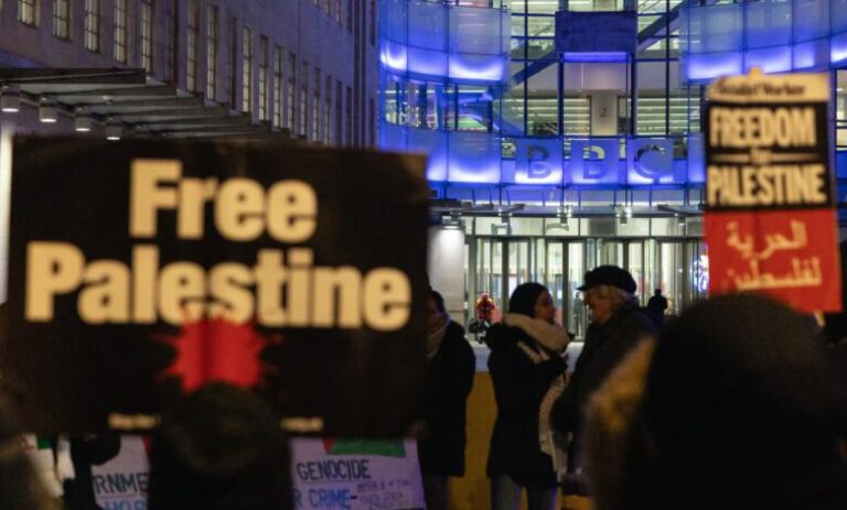 230 روزنامه‌نگار و فعال رسانه جانبداری «بی‌بی‌سی» از رژیم صهیونیستی را محکوم کردند