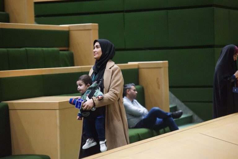 بانوی خبرنگار همراه با فرزند خردسالش در مجلس