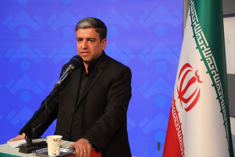 خبرنگار متعهد، راهنمای جامعه در میان هیاهوی رسانه‌ای است