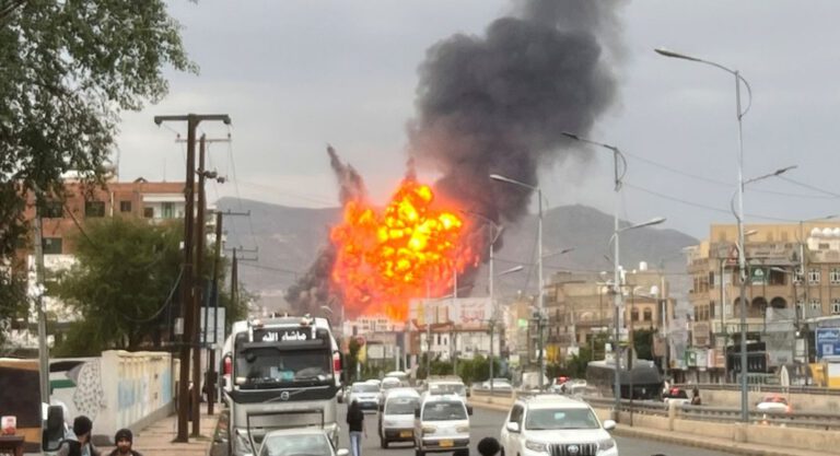 «حملات اسرائیل» به دفاتر یک روزنامه در یمن، مرگبارترین حمله علیه رسانه در ۱۶ سال گذشته