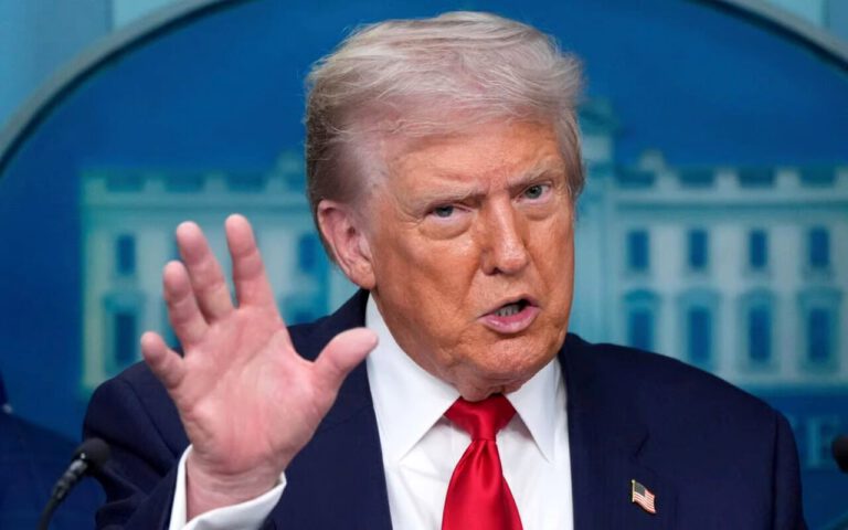 درگیری ترامپ با یک خبرنگار: واقعا آزاردهنده‌ای!