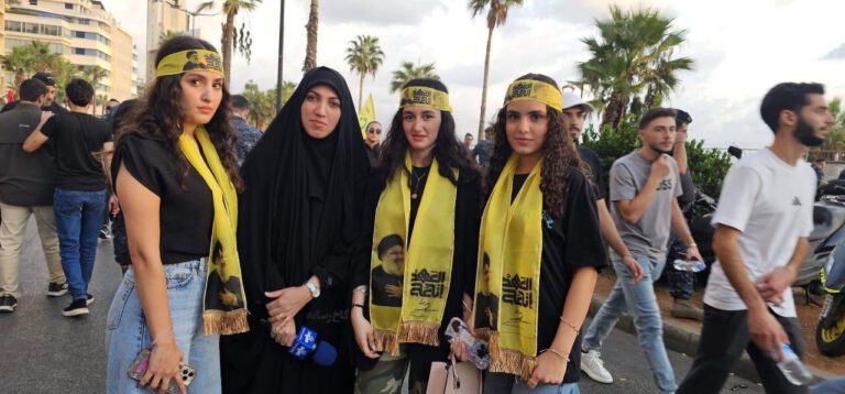 عکس یادگاری خبرنگار صداوسیما با دختران بی حجاب حامی مقاومت