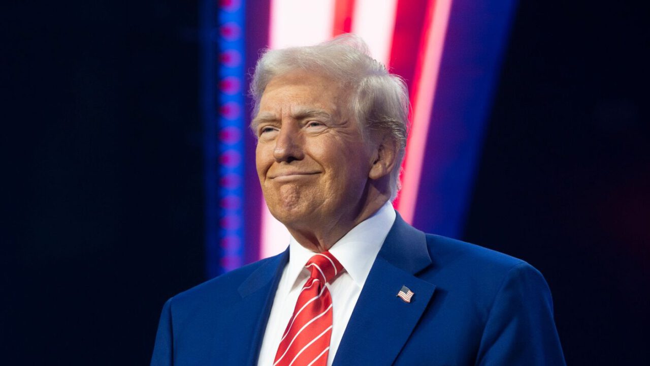 تو دهنی یک روزنامه نگار به ترامپ: از موضوعی که خبر نداری حرف نزن!