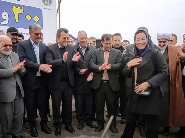 کلنگ‌ زنی یک خبرنگار در یک افتتاحیه