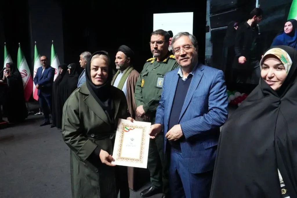 تجلیل از خبرنگار ایلنا به عنوان بانوی تأثیرگذار آذربایجانغربی