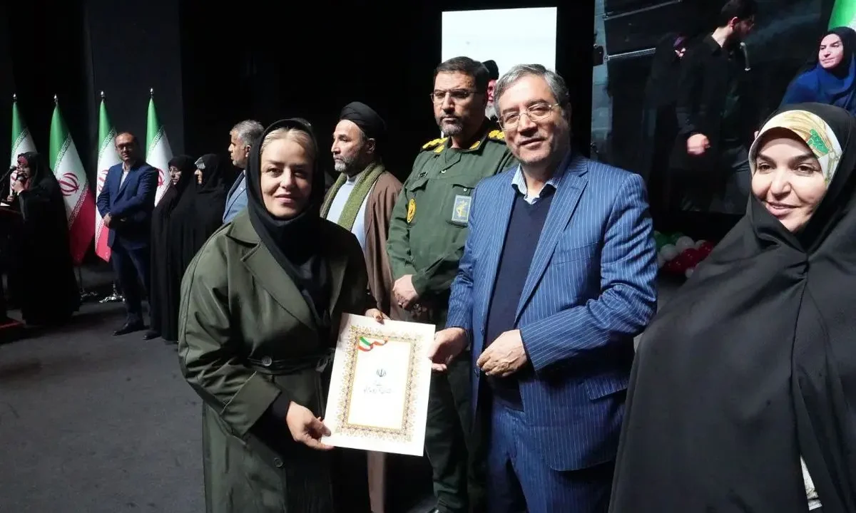 تجلیل از خبرنگار ایلنا به عنوان بانوی تأثیرگذار آذربایجان‌غربی