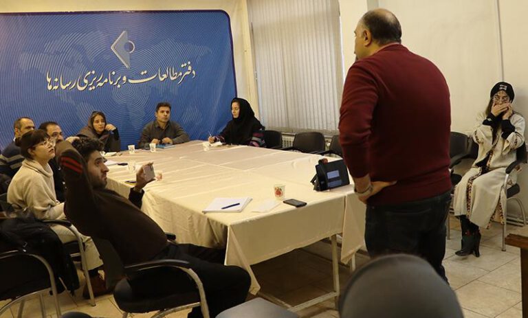 خبرنگار مغز متفکر گزارش است
