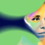 گزارش Deloitte پیش‌بینی می‌کند که تا سال ۲۰۲۶، تمرکز صنعت هوش مصنوعی از توسعه مدل‌های جدید به کاربرد عملی و ادغام گسترده‌تر در صنایع مختلف تغییر خواهد کرد. به گزارش اکوایران- پس از سال‌ها هیجان، سرمایه‌گذاری‌های سنگین و موج‌های رسانه‌ای پیرامون هوش مصنوعی، Deloitte در گزارش پیش‌بینی‌های خود برای سال ۲۰۲۶ از ورود جهان به مرحله‌ای تازه خبر می‌دهد؛ مرحله‌ای که در آن تمرکز از «چه مدلی قوی‌تر است» به «چطور می‌توان آن را در صنایع به کار گرفت» تغییر می‌کند. داده‌های این گزارش نشان می‌دهد آینده هوش مصنوعی کمتر درباره نوآوری‌های نمایشی و بیشتر درباره زیرساخت، بهره‌وری و ادغام عمیق در اقتصاد واقعی خواهد بود. وقت خریده، نه فکر زیاد! شرایط ویژه کرمان موتور | پرداخت دو مرحله‌ای‼️ خرید قسطی! وقت خریده، نه فکر زیاد! شرایط ویژه کرمان موتور | پرداخت دو مرحله‌ای‼️ وقتی فناوری از یک صنعت فراتر می‌رود بررسی داده‌های بلندمدت نشان می‌دهد صنعت فناوری، رسانه و مخابرات (TMT) طی چند دهه گذشته از یک بخش مهم اقتصادی به هسته اصلی خلق ارزش در اقتصاد جهانی تبدیل شده است. در سال ۱۹۸۸، این صنعت تنها ۱۹ درصد از ارزش بازار شاخص S&P 500 را تشکیل می‌داد اما امروز این سهم به ۵۳ درصد رسیده است که به معنای بیش از نیمی از ارزش بازار بزرگ‌ترین شرکت‌های آمریکا است. این تغییر صرفاً یک جابه‌جایی عددی نیست، بلکه نشانه‌ای از وابستگی ساختاری سایر صنایع به فناوری است. Deloitte پیش‌بینی می‌کند با ادامه این روند، صنعت TMT نه‌تنها از هر صنعت دیگری بزرگ‌تر خواهد شد، بلکه حتی از مجموع ارزش سایر صنایع نیز پیشی می‌گیرد؛ چرا که صنایع دیگر برای نوآوری، رقابت‌پذیری و رشد، ناگزیر به استفاده از زیرساخت‌ها، نرم‌افزارها و خدمات این صنعت هستند. ۱۳ پیش‌بینی و پیام مشترک بلوغ هوش مصنوعی از میان 13 پیش‌بینی‌های Deloitte برای سال ۲۰۲۶، حدودا نیمی مستقیماً به هوش مصنوعی مربوط می‌شود. با این حال، پیام اصلی گزارش این است که دوران تمرکز افراطی بر مدل‌های پایه جدید رو به پایان است. به جای آن، تمرکز بیشتر به موضوعاتی معطوف می‌شود که به نظم‌بخشی داده‌ها، اتصال مدل‌ها به فرآیندهای واقعی کسب‌وکار، طراحی مدل‌های قیمت‌گذاری جدید و ایجاد چارچوب‌های تنظیم‌گری مرتبط هستند و این عوامل به تدریج به شاخص‌های تعیین‌کننده موفقیت تبدیل می‌شوند. هرچند این بخش‌ها ممکن است از نظر رسانه‌ای کمتر جذاب به نظر برسند، اما دقیقاً همان نقاطی هستند که ارزش اقتصادی واقعی در آن‌ها خلق می‌شود. جستجوی هوشمند؛ جایی که کاربران واقعاً از AI استفاده می‌کنند داده‌های این گزارش نشان می‌دهد استفاده روزمره از هوش مصنوعی مولد، بیش از آنکه در قالب ابزارهای مستقل باشد، در دل برنامه‌های موجود، به‌ویژه موتورهای جستجو، رخ می‌دهد. به نظر می‌رسد تا سال ۲۰۲۷ استفاده از هوش مصنوعی در جستجو سه برابر بیشتر از استفاده ابزاری مستقل از آن خواهد رسید. درصد_استفاده_روزانه_هوش_مصنوعی_مولد_در_جستجو_و_به_عنوان_ابزار_مستقل پیش‌بینی‌ها حاکی از آن است که تا سال ۲۰۲۶، ۴۹ درصد کاربران نسل پیرتر از هوش مصنوعی برای جستجو استفاده خواهند کرد و این رقم در سال ۲۰۲۷ به ۵۹ درصد می‌رسد؛ در حالی که استفاده از ابزارهای مستقل هوش مصنوعی تنها حدود ۳۲ درصد باقی می‌ماند. روند استفاده از هوش مصنوعی در جستجو در میان نسل‌های مسن‌تر سریع‌تر از استفاده از آن به عنوان ابزار مستقل اتفاق می‌افتد، زیرا استفاده از هوش مصنوعی در برنامه‌های کاربردی راحت‌تر است و نیاز به یادگیری پرامپت‌نویسی پیچیده ندارد. درصد_استفاده_از_هوش_مصنوعی_مولد_در_جستجو_و_به_عنوان_ابزار_مستقل پارادوکس پردازش؛ چرا هوش مصنوعی تشنه‌تر می‌شود؟ برخلاف تصور رایج، پیشرفت هوش مصنوعی به کاهش نیاز به توان پردازشی منجر نمی‌شود. Deloitte پیش‌بینی می‌کند تا سال ۲۰۲۶، حدود دو سوم توان پردازشی هوش مصنوعی صرف مرحله اجرا و گرفتن خروجی خواهد شد، نه آموزش مدل‌ها. این تغییر به معنای موج جدیدی از سرمایه‌گذاری است. دیتاسنترهای نسل جدید، سرورهای مجهز به تراشه‌های پرمصرف و پرهزینه و زیرساخت‌هایی که مجموع ارزش آن‌ها به حدود ۵۰۰ میلیارد دلار می‌رسد، ستون فقرات این مرحله جدید خواهند بود. میلیاردها دلار صرف تراشه‌هایی می‌شود که تنها در همین مراکز قابل استفاده‌اند. آزاد کردن ارزش افزوده ای فراتر با هماهنگی بین عامل‌‌های هوشمند تحول عامل‌های هوشمند خودمختار بیش از آنکه به میزان استقلال آن‌ها وابسته باشد، به توانایی هماهنگی هوشمند و هدفمند میانشان گره خورده است. پیش‌بینی می‌شود بازار این عامل‌ها تا سال ۲۰۲۶ به ۸.۵ میلیارد دلار و تا ۲۰۳۰ به ۳۵ میلیارد دلار برسد، اما در صورت مدیریت مؤثر ریسک‌ها و ایجاد سازوکارهای کارآمد برای هم‌افزایی میان عامل‌ها، این رقم می‌تواند تا ۴۵ میلیارد دلار افزایش یابد. تخمین_حجم_بازار_جهانی_عاملهای_هوشمند_خودمختار بر همین اساس، سازمان‌ها در سال‌های پیش‌رو، به‌ویژه تا ۲۰۲۶،‌ بر آمادگی فنی و سازمانی برای استقرار سیستم‌های چندعاملی، بازطراحی فرایندها و تطبیق نیروی کار تمرکز خواهند کرد تا به سطحی بالاتر از خودکارسازی هوشمند، مقیاس‌پذیر و پایدار دست یابند. هوش مصنوعی و رباتیک؛ رشد تدریجی با چشم‌انداز جهش ساختاری بازار ربات‌های صنعتی در مسیر افزایش ظرفیت بالفعل قرار دارد، اما رشد فروش سالانه ربات‌های جدید طی سال‌های اخیر روندی کند و نسبتاً ثابت داشته است. انتظار می‌رود در افق میان‌مدت، با تشدید کمبود نیروی کار متخصص و پیشرفت‌های سریع در توان پردازشی و مدل‌های پیشرفته هوش مصنوعی، شرایط برای یک جهش ساختاری در بازار فراهم شود. پیشبینی‌ها حاکی از افزایش تولید سالانه ربات‌های صنعتی جدید به ۱ میلیون در سال ۲۰۳۰ و ایجاد درآمد ۲۱ میلیارد دلاری است. با این حال، تحقق این چشم‌انداز به توان اکوسیستم فناوری در رفع چالش‌هایی مانند کیفیت داده، یکپارچگی سامانه‌ها و امنیت سایبری وابسته است. در صورت عدم رفع این گلوگاه‌ها، رشد بازار محدود باقی خواهد ماند. روند_عرضه_رباتهای_صنعتی_مجهز_به_هوش_مصنوعی_و_درآمد_ایجاد_شده_از (2) تحول نرم‌افزار به‌عنوان خدمت (SAAS) با عامل‌های هوشمند عامل‌های هوشمند در حال بازتعریف ماهیت نرم‌افزارهای سازمانی است. برنامه‌های SaaS به سمت سیستم‌هایی هوشمندتر، خودمختارتر و شخصی‌سازی‌شده حرکت می‌کنند که به‌صورت بلادرنگ یاد می‌گیرند و با یکدیگر تعامل دارند. هم‌زمان، مدل‌های قیمت‌گذاری سنتی مبتنی بر اشتراک در حال جایگزینی با رویکردهای ترکیبی مصرف‌محور و نتیجه‌محور هستند. این تحولات موجب افزایش پیچیدگی در برنامه‌ریزی مالی، مدیریت عملیات و ارزیابی بازده سرمایه‌گذاری فناوری می‌شود. شکنندگی زنجیره تأمین نیمه‌هادی‌ها در نتیجه پیشرفت فناوری پیشرفت فناوری‌های پیشرفته تراشه و سخت‌افزارهای پشتیبان هوش مصنوعی، ریسک‌های زنجیره تأمین نیمه‌هادی‌ها را تشدید کرده است. علاوه بر محدودیت‌های تولیدی، وابستگی به تعداد محدودی از تأمین‌کنندگان و تمرکز جغرافیایی آن‌ها، حساسیت این زنجیره را افزایش داده است. واکنش دولت‌ها از طریق سیاست‌های حمایتی و محدودیت‌های تجاری، نشان‌دهنده اهمیت راهبردی نیمه‌هادی‌ها در رقابت فناورانه و اقتصادی جهانی است. جمع‌بندی: ۲۰۲۶، سال آرامش استراتژیک در مجموع، روندهای نوظهور رسانه و فناوری نشان می‌دهد که الگوهای مصرف و قدرت در حال جابه‌جایی‌اند؛ از یک‌سو میکرو‌سریال‌ها و پادکست‌های ویدیویی با محتوای کوتاه، موبایل‌محور و بومی‌سازی‌شده، مخاطبان جوان را جذب کرده و فرصت‌های درآمدی جدیدی برای خالقان مستقل، برندها و حتی رسانه‌های خدمات عمومی ایجاد کرده‌اند؛ از سوی دیگر، هوش مصنوعی مولد و ویدیوهای تولیدشده با آن می‌توانند هم محرک نوآوری و هم عامل آشفتگی، اطلاعات غلط و تشدید مقررات باشند. هم‌زمان، کشورها در واکنش به نااطمینانی‌های ژئوپلیتیک به سمت حاکمیت فناوری و نوعی بلوک‌بندی جغرافیایی حرکت می‌کنند و سرمایه‌گذاری در زیرساخت‌هایی مانند هوش مصنوعی، نیمه‌هادی‌ها و اینترنت ماهواره‌ای شتاب می‌گیرد. در این میان، اینترنت ماهواره‌ای نسل جدید و شبکه‌های اتصال مستقیم به دستگاه در حال گسترش‌اند، اما مدل‌های تجاری‌شان هنوز قطعی نیست. و در همین حین به نظر می‌رسد در بازار مخابرات و اوپراتورهای موبایل، مزایا و پاداش‌های غیرشبکه‌ای بیش از سرعت و کیفیت شبکه به عامل وفاداری کاربران تبدیل می‌شود؛ مجموعه این تحولات نشان می‌دهد که آینده رسانه و ارتباطات بیش از هر زمان به انعطاف‌پذیری، بومی‌سازی و تعادل میان نوآوری و حکمرانی وابسته است.