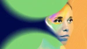 گزارش Deloitte پیش‌بینی می‌کند که تا سال ۲۰۲۶، تمرکز صنعت هوش مصنوعی از توسعه مدل‌های جدید به کاربرد عملی و ادغام گسترده‌تر در صنایع مختلف تغییر خواهد کرد. به گزارش اکوایران- پس از سال‌ها هیجان، سرمایه‌گذاری‌های سنگین و موج‌های رسانه‌ای پیرامون هوش مصنوعی، Deloitte در گزارش پیش‌بینی‌های خود برای سال ۲۰۲۶ از ورود جهان به مرحله‌ای تازه خبر می‌دهد؛ مرحله‌ای که در آن تمرکز از «چه مدلی قوی‌تر است» به «چطور می‌توان آن را در صنایع به کار گرفت» تغییر می‌کند. داده‌های این گزارش نشان می‌دهد آینده هوش مصنوعی کمتر درباره نوآوری‌های نمایشی و بیشتر درباره زیرساخت، بهره‌وری و ادغام عمیق در اقتصاد واقعی خواهد بود. وقت خریده، نه فکر زیاد! شرایط ویژه کرمان موتور | پرداخت دو مرحله‌ای‼️ خرید قسطی! وقت خریده، نه فکر زیاد! شرایط ویژه کرمان موتور | پرداخت دو مرحله‌ای‼️ وقتی فناوری از یک صنعت فراتر می‌رود بررسی داده‌های بلندمدت نشان می‌دهد صنعت فناوری، رسانه و مخابرات (TMT) طی چند دهه گذشته از یک بخش مهم اقتصادی به هسته اصلی خلق ارزش در اقتصاد جهانی تبدیل شده است. در سال ۱۹۸۸، این صنعت تنها ۱۹ درصد از ارزش بازار شاخص S&P 500 را تشکیل می‌داد اما امروز این سهم به ۵۳ درصد رسیده است که به معنای بیش از نیمی از ارزش بازار بزرگ‌ترین شرکت‌های آمریکا است. این تغییر صرفاً یک جابه‌جایی عددی نیست، بلکه نشانه‌ای از وابستگی ساختاری سایر صنایع به فناوری است. Deloitte پیش‌بینی می‌کند با ادامه این روند، صنعت TMT نه‌تنها از هر صنعت دیگری بزرگ‌تر خواهد شد، بلکه حتی از مجموع ارزش سایر صنایع نیز پیشی می‌گیرد؛ چرا که صنایع دیگر برای نوآوری، رقابت‌پذیری و رشد، ناگزیر به استفاده از زیرساخت‌ها، نرم‌افزارها و خدمات این صنعت هستند. ۱۳ پیش‌بینی و پیام مشترک بلوغ هوش مصنوعی از میان 13 پیش‌بینی‌های Deloitte برای سال ۲۰۲۶، حدودا نیمی مستقیماً به هوش مصنوعی مربوط می‌شود. با این حال، پیام اصلی گزارش این است که دوران تمرکز افراطی بر مدل‌های پایه جدید رو به پایان است. به جای آن، تمرکز بیشتر به موضوعاتی معطوف می‌شود که به نظم‌بخشی داده‌ها، اتصال مدل‌ها به فرآیندهای واقعی کسب‌وکار، طراحی مدل‌های قیمت‌گذاری جدید و ایجاد چارچوب‌های تنظیم‌گری مرتبط هستند و این عوامل به تدریج به شاخص‌های تعیین‌کننده موفقیت تبدیل می‌شوند. هرچند این بخش‌ها ممکن است از نظر رسانه‌ای کمتر جذاب به نظر برسند، اما دقیقاً همان نقاطی هستند که ارزش اقتصادی واقعی در آن‌ها خلق می‌شود. جستجوی هوشمند؛ جایی که کاربران واقعاً از AI استفاده می‌کنند داده‌های این گزارش نشان می‌دهد استفاده روزمره از هوش مصنوعی مولد، بیش از آنکه در قالب ابزارهای مستقل باشد، در دل برنامه‌های موجود، به‌ویژه موتورهای جستجو، رخ می‌دهد. به نظر می‌رسد تا سال ۲۰۲۷ استفاده از هوش مصنوعی در جستجو سه برابر بیشتر از استفاده ابزاری مستقل از آن خواهد رسید. درصد_استفاده_روزانه_هوش_مصنوعی_مولد_در_جستجو_و_به_عنوان_ابزار_مستقل پیش‌بینی‌ها حاکی از آن است که تا سال ۲۰۲۶، ۴۹ درصد کاربران نسل پیرتر از هوش مصنوعی برای جستجو استفاده خواهند کرد و این رقم در سال ۲۰۲۷ به ۵۹ درصد می‌رسد؛ در حالی که استفاده از ابزارهای مستقل هوش مصنوعی تنها حدود ۳۲ درصد باقی می‌ماند. روند استفاده از هوش مصنوعی در جستجو در میان نسل‌های مسن‌تر سریع‌تر از استفاده از آن به عنوان ابزار مستقل اتفاق می‌افتد، زیرا استفاده از هوش مصنوعی در برنامه‌های کاربردی راحت‌تر است و نیاز به یادگیری پرامپت‌نویسی پیچیده ندارد. درصد_استفاده_از_هوش_مصنوعی_مولد_در_جستجو_و_به_عنوان_ابزار_مستقل پارادوکس پردازش؛ چرا هوش مصنوعی تشنه‌تر می‌شود؟ برخلاف تصور رایج، پیشرفت هوش مصنوعی به کاهش نیاز به توان پردازشی منجر نمی‌شود. Deloitte پیش‌بینی می‌کند تا سال ۲۰۲۶، حدود دو سوم توان پردازشی هوش مصنوعی صرف مرحله اجرا و گرفتن خروجی خواهد شد، نه آموزش مدل‌ها. این تغییر به معنای موج جدیدی از سرمایه‌گذاری است. دیتاسنترهای نسل جدید، سرورهای مجهز به تراشه‌های پرمصرف و پرهزینه و زیرساخت‌هایی که مجموع ارزش آن‌ها به حدود ۵۰۰ میلیارد دلار می‌رسد، ستون فقرات این مرحله جدید خواهند بود. میلیاردها دلار صرف تراشه‌هایی می‌شود که تنها در همین مراکز قابل استفاده‌اند. آزاد کردن ارزش افزوده ای فراتر با هماهنگی بین عامل‌‌های هوشمند تحول عامل‌های هوشمند خودمختار بیش از آنکه به میزان استقلال آن‌ها وابسته باشد، به توانایی هماهنگی هوشمند و هدفمند میانشان گره خورده است. پیش‌بینی می‌شود بازار این عامل‌ها تا سال ۲۰۲۶ به ۸.۵ میلیارد دلار و تا ۲۰۳۰ به ۳۵ میلیارد دلار برسد، اما در صورت مدیریت مؤثر ریسک‌ها و ایجاد سازوکارهای کارآمد برای هم‌افزایی میان عامل‌ها، این رقم می‌تواند تا ۴۵ میلیارد دلار افزایش یابد. تخمین_حجم_بازار_جهانی_عاملهای_هوشمند_خودمختار بر همین اساس، سازمان‌ها در سال‌های پیش‌رو، به‌ویژه تا ۲۰۲۶،‌ بر آمادگی فنی و سازمانی برای استقرار سیستم‌های چندعاملی، بازطراحی فرایندها و تطبیق نیروی کار تمرکز خواهند کرد تا به سطحی بالاتر از خودکارسازی هوشمند، مقیاس‌پذیر و پایدار دست یابند. هوش مصنوعی و رباتیک؛ رشد تدریجی با چشم‌انداز جهش ساختاری بازار ربات‌های صنعتی در مسیر افزایش ظرفیت بالفعل قرار دارد، اما رشد فروش سالانه ربات‌های جدید طی سال‌های اخیر روندی کند و نسبتاً ثابت داشته است. انتظار می‌رود در افق میان‌مدت، با تشدید کمبود نیروی کار متخصص و پیشرفت‌های سریع در توان پردازشی و مدل‌های پیشرفته هوش مصنوعی، شرایط برای یک جهش ساختاری در بازار فراهم شود. پیشبینی‌ها حاکی از افزایش تولید سالانه ربات‌های صنعتی جدید به ۱ میلیون در سال ۲۰۳۰ و ایجاد درآمد ۲۱ میلیارد دلاری است. با این حال، تحقق این چشم‌انداز به توان اکوسیستم فناوری در رفع چالش‌هایی مانند کیفیت داده، یکپارچگی سامانه‌ها و امنیت سایبری وابسته است. در صورت عدم رفع این گلوگاه‌ها، رشد بازار محدود باقی خواهد ماند. روند_عرضه_رباتهای_صنعتی_مجهز_به_هوش_مصنوعی_و_درآمد_ایجاد_شده_از (2) تحول نرم‌افزار به‌عنوان خدمت (SAAS) با عامل‌های هوشمند عامل‌های هوشمند در حال بازتعریف ماهیت نرم‌افزارهای سازمانی است. برنامه‌های SaaS به سمت سیستم‌هایی هوشمندتر، خودمختارتر و شخصی‌سازی‌شده حرکت می‌کنند که به‌صورت بلادرنگ یاد می‌گیرند و با یکدیگر تعامل دارند. هم‌زمان، مدل‌های قیمت‌گذاری سنتی مبتنی بر اشتراک در حال جایگزینی با رویکردهای ترکیبی مصرف‌محور و نتیجه‌محور هستند. این تحولات موجب افزایش پیچیدگی در برنامه‌ریزی مالی، مدیریت عملیات و ارزیابی بازده سرمایه‌گذاری فناوری می‌شود. شکنندگی زنجیره تأمین نیمه‌هادی‌ها در نتیجه پیشرفت فناوری پیشرفت فناوری‌های پیشرفته تراشه و سخت‌افزارهای پشتیبان هوش مصنوعی، ریسک‌های زنجیره تأمین نیمه‌هادی‌ها را تشدید کرده است. علاوه بر محدودیت‌های تولیدی، وابستگی به تعداد محدودی از تأمین‌کنندگان و تمرکز جغرافیایی آن‌ها، حساسیت این زنجیره را افزایش داده است. واکنش دولت‌ها از طریق سیاست‌های حمایتی و محدودیت‌های تجاری، نشان‌دهنده اهمیت راهبردی نیمه‌هادی‌ها در رقابت فناورانه و اقتصادی جهانی است. جمع‌بندی: ۲۰۲۶، سال آرامش استراتژیک در مجموع، روندهای نوظهور رسانه و فناوری نشان می‌دهد که الگوهای مصرف و قدرت در حال جابه‌جایی‌اند؛ از یک‌سو میکرو‌سریال‌ها و پادکست‌های ویدیویی با محتوای کوتاه، موبایل‌محور و بومی‌سازی‌شده، مخاطبان جوان را جذب کرده و فرصت‌های درآمدی جدیدی برای خالقان مستقل، برندها و حتی رسانه‌های خدمات عمومی ایجاد کرده‌اند؛ از سوی دیگر، هوش مصنوعی مولد و ویدیوهای تولیدشده با آن می‌توانند هم محرک نوآوری و هم عامل آشفتگی، اطلاعات غلط و تشدید مقررات باشند. هم‌زمان، کشورها در واکنش به نااطمینانی‌های ژئوپلیتیک به سمت حاکمیت فناوری و نوعی بلوک‌بندی جغرافیایی حرکت می‌کنند و سرمایه‌گذاری در زیرساخت‌هایی مانند هوش مصنوعی، نیمه‌هادی‌ها و اینترنت ماهواره‌ای شتاب می‌گیرد. در این میان، اینترنت ماهواره‌ای نسل جدید و شبکه‌های اتصال مستقیم به دستگاه در حال گسترش‌اند، اما مدل‌های تجاری‌شان هنوز قطعی نیست. و در همین حین به نظر می‌رسد در بازار مخابرات و اوپراتورهای موبایل، مزایا و پاداش‌های غیرشبکه‌ای بیش از سرعت و کیفیت شبکه به عامل وفاداری کاربران تبدیل می‌شود؛ مجموعه این تحولات نشان می‌دهد که آینده رسانه و ارتباطات بیش از هر زمان به انعطاف‌پذیری، بومی‌سازی و تعادل میان نوآوری و حکمرانی وابسته است.