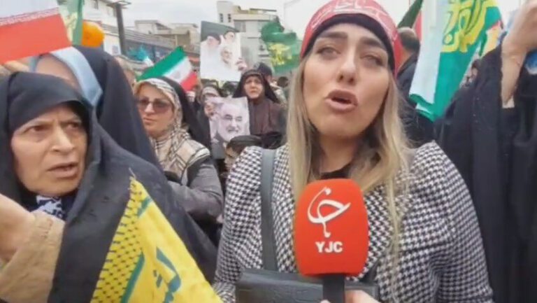 حجاب متفاوت زنی که در راهپیمایی ۲۲ بهمن با رسانه صداوسیما مصاحبه کرد