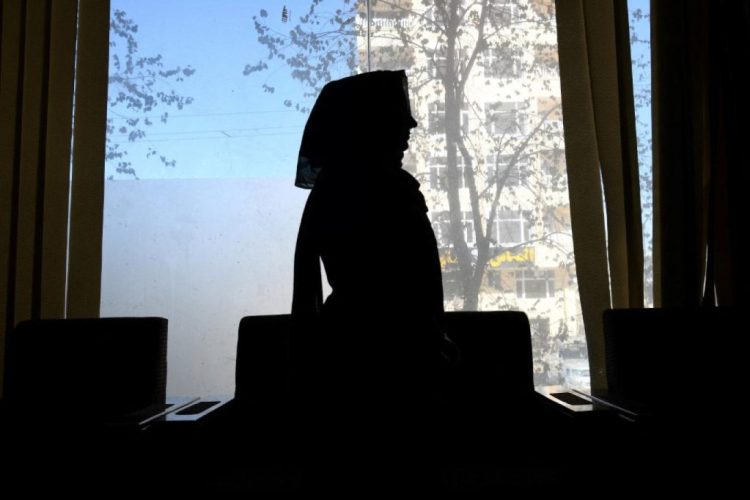«بازگشت به سایه‌ها؛ روایت حذف تدریجی یک زن خبرنگار»
