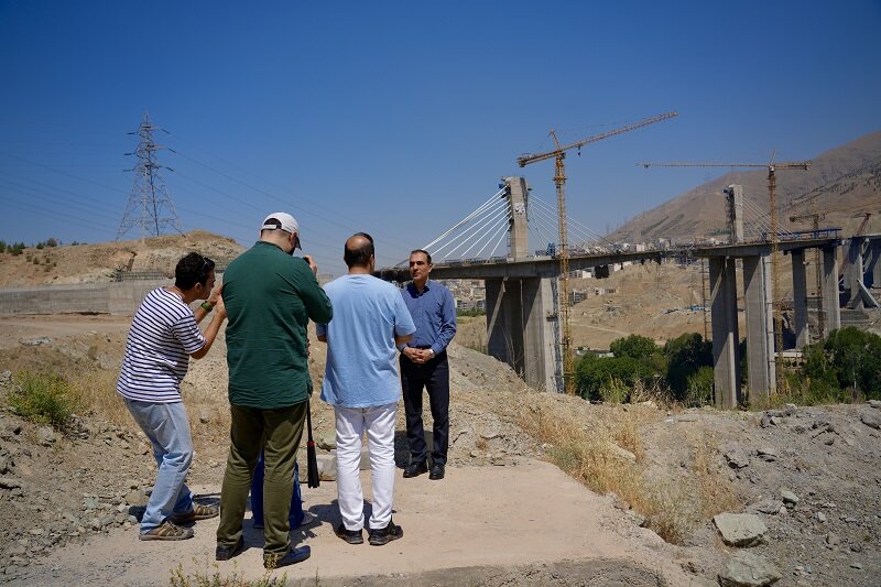 بازدید هیئتی از خبرنگاران ارمنستان و روسیه از پل شهید رئیسی (b1)