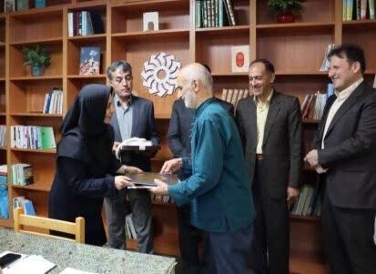 تقدیر از نویسنده قزوینی در نشست «سفیران آگاهی، روایتگران دانایی»