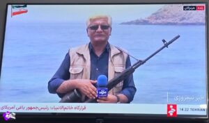 خبرنگار صداوسیما اسلحه به دست شد