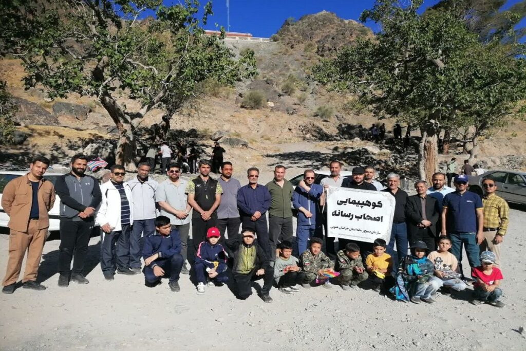 هم‌قدم با خانواده؛ کوهپیمایی خبرنگاران بیرجند در آستانه هفته خبرنگار