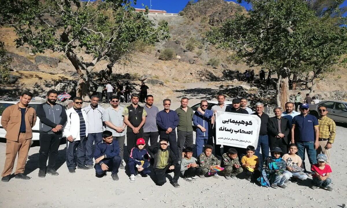 هم‌قدم با خانواده؛ کوهپیمایی خبرنگاران بیرجند در آستانه هفته خبرنگار