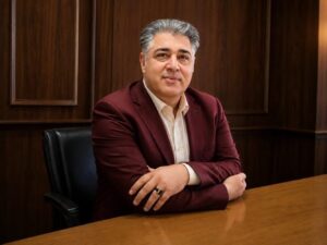 اکبر حیدری: سایه سنگین بحران‌ها بر ویترین‌های خالی؛ روز خبرنگار در برزخِ جنگ و گرانی
